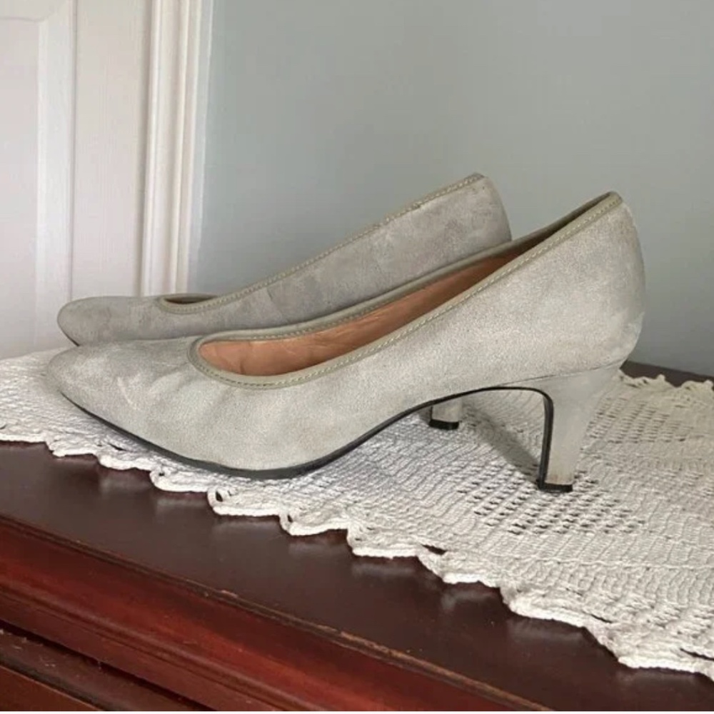 Naturalizer Pointed Toe Pumps. Size 8.5